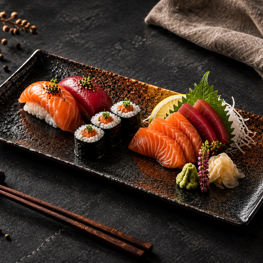 Japansk keramikfad med sushi